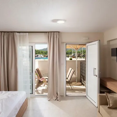 מלון דירות Astra Luxury 3*