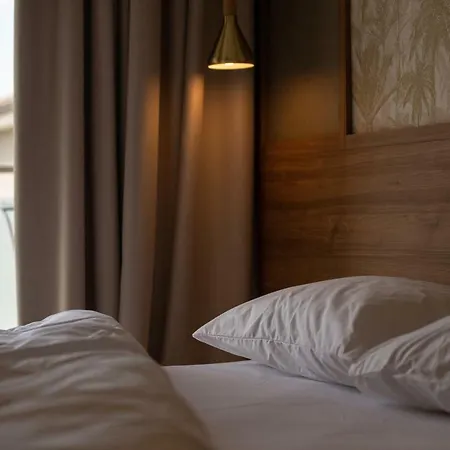 מלון דירות Astra Luxury 3*