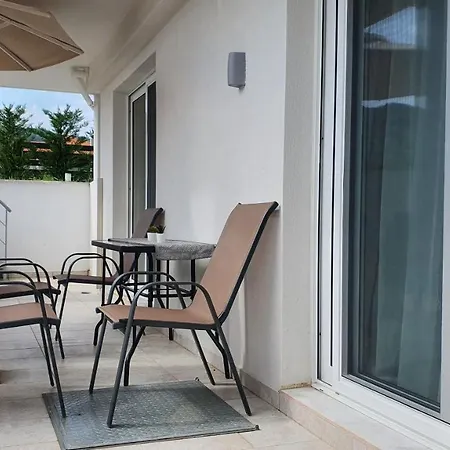 Astra Luxury アパートホテル