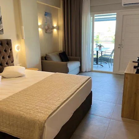 Astra Luxury アパートホテル サルティ