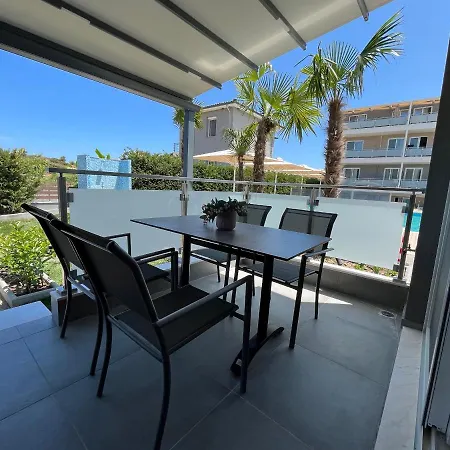 Astra Luxury アパートホテル サルティ