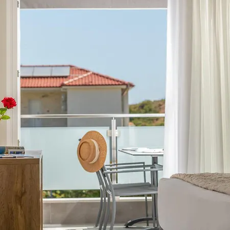 アパートホテル Astra Luxury サルティ